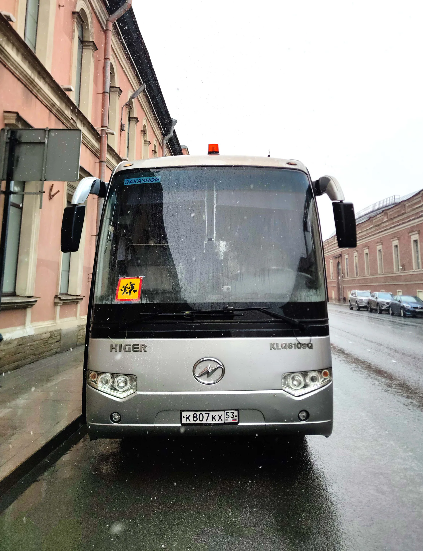 Серый туристический автобус Higer на 42 места на зимней стоянке, вид спереди