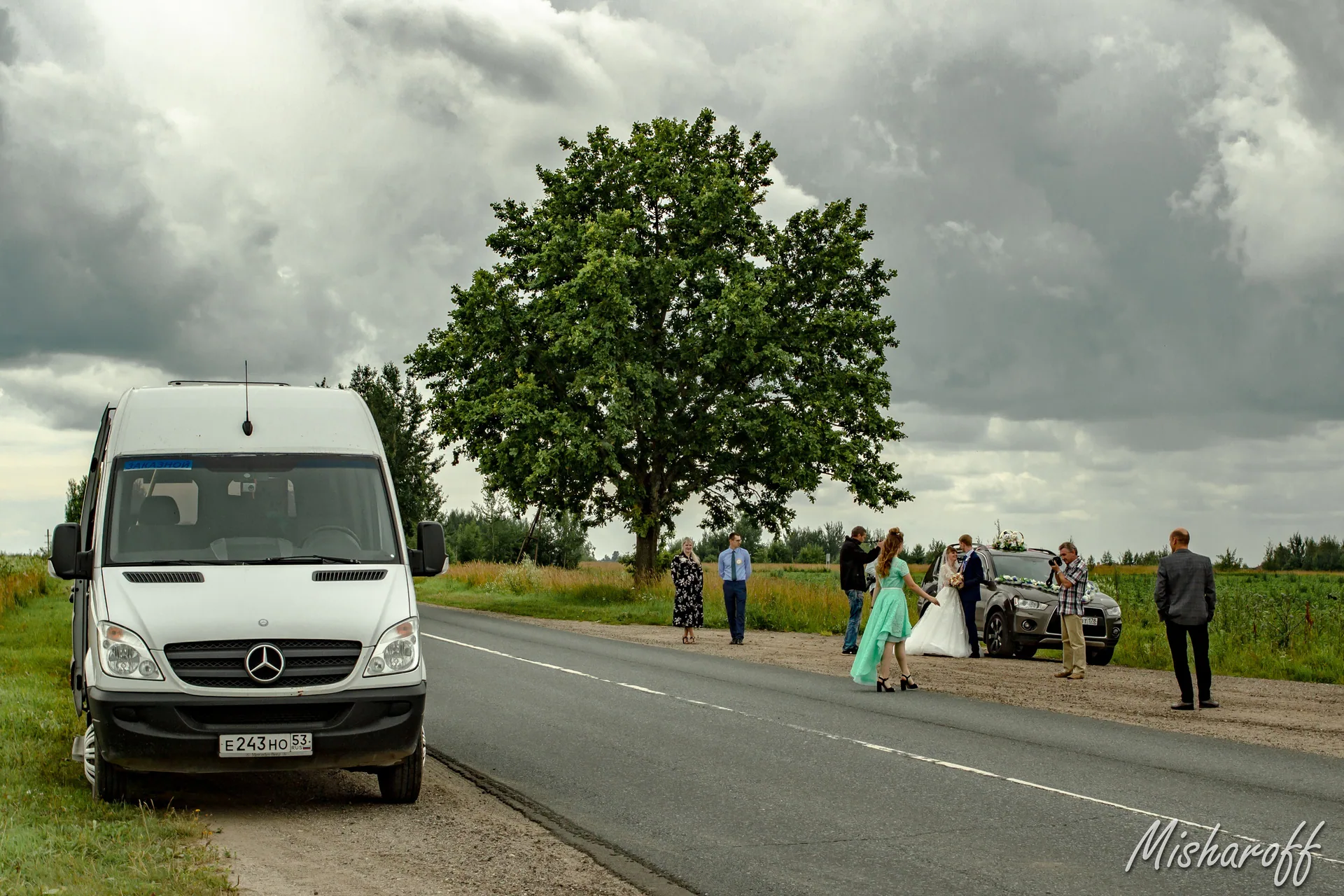 Белый микроавтобус Mercedes-Benz Sprinter для перевозки гостей на свадьбе