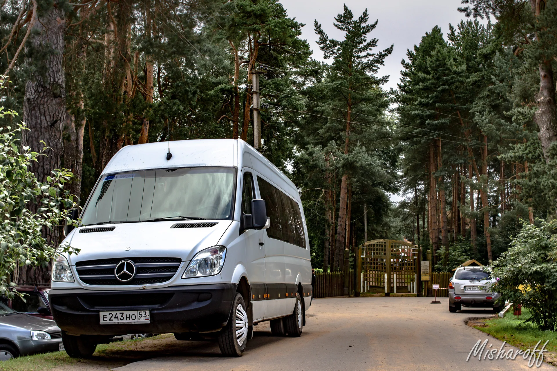 Микроавтобус Mercedes-Benz Sprinter у туристического объекта в Великом Новгороде