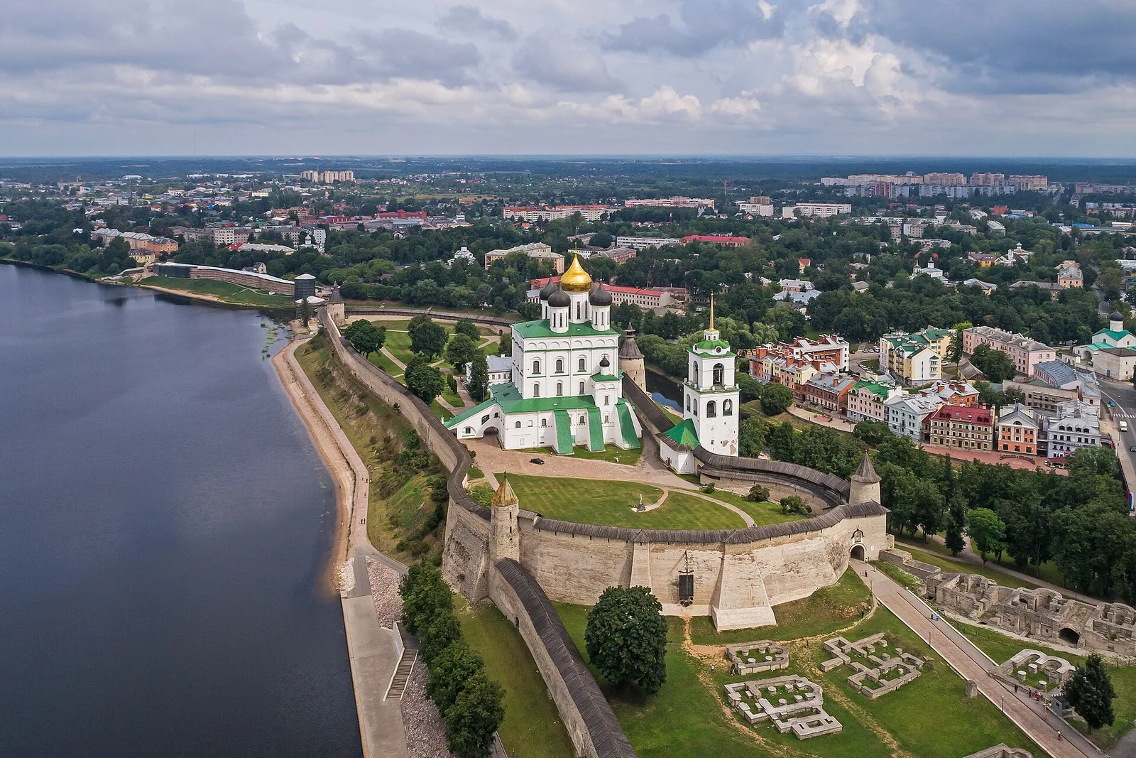 Псковский кремль и река Великая с высоты