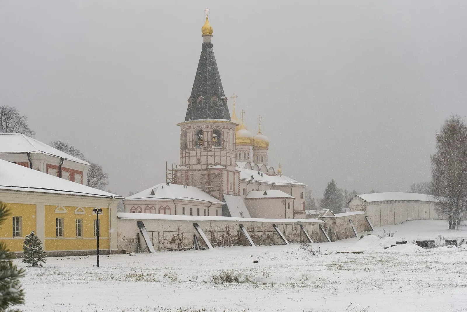 Валдайский Иверский монастырь на острове