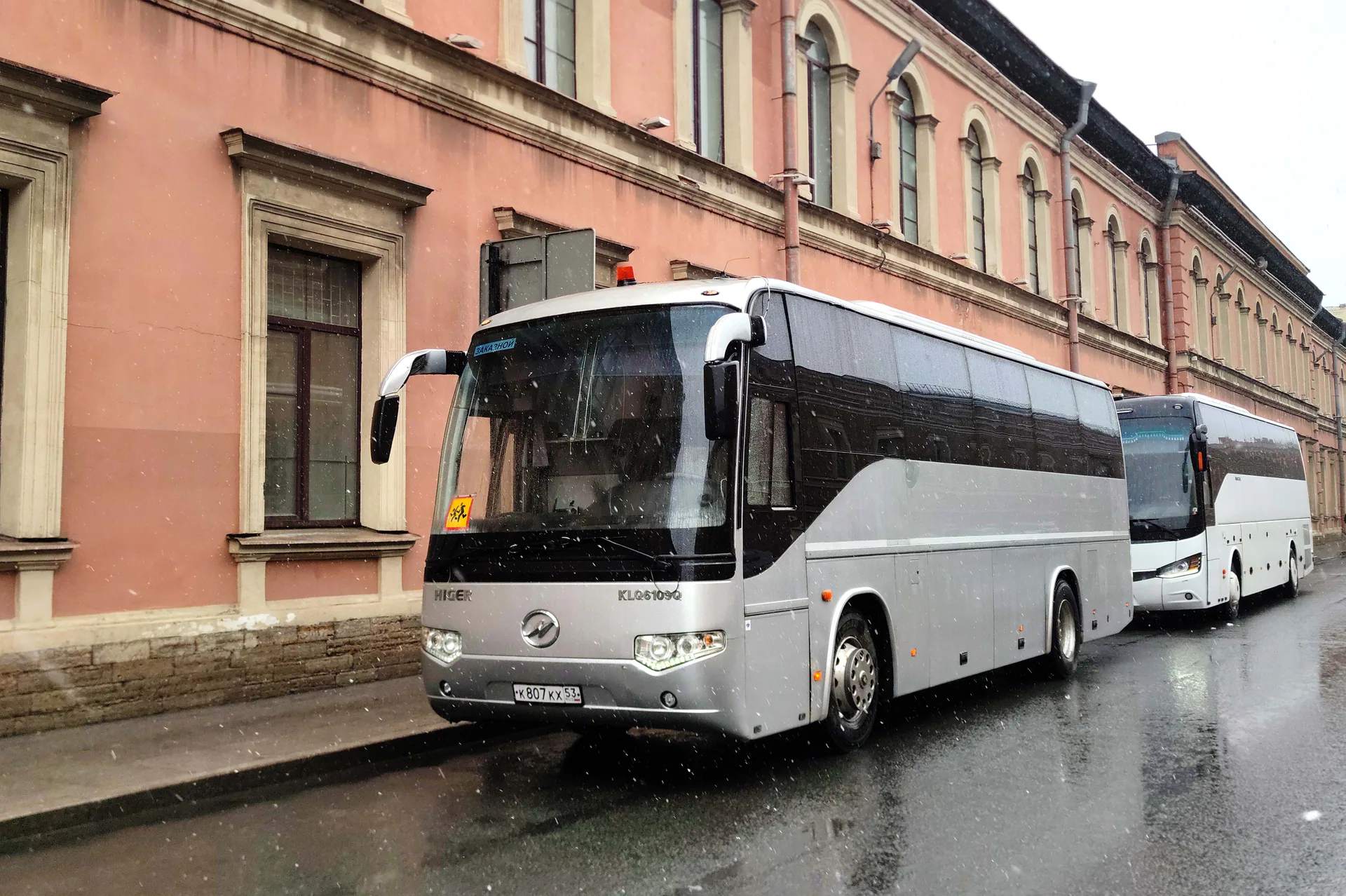 Серый автобус Higer на 42 места, вид спереди слева