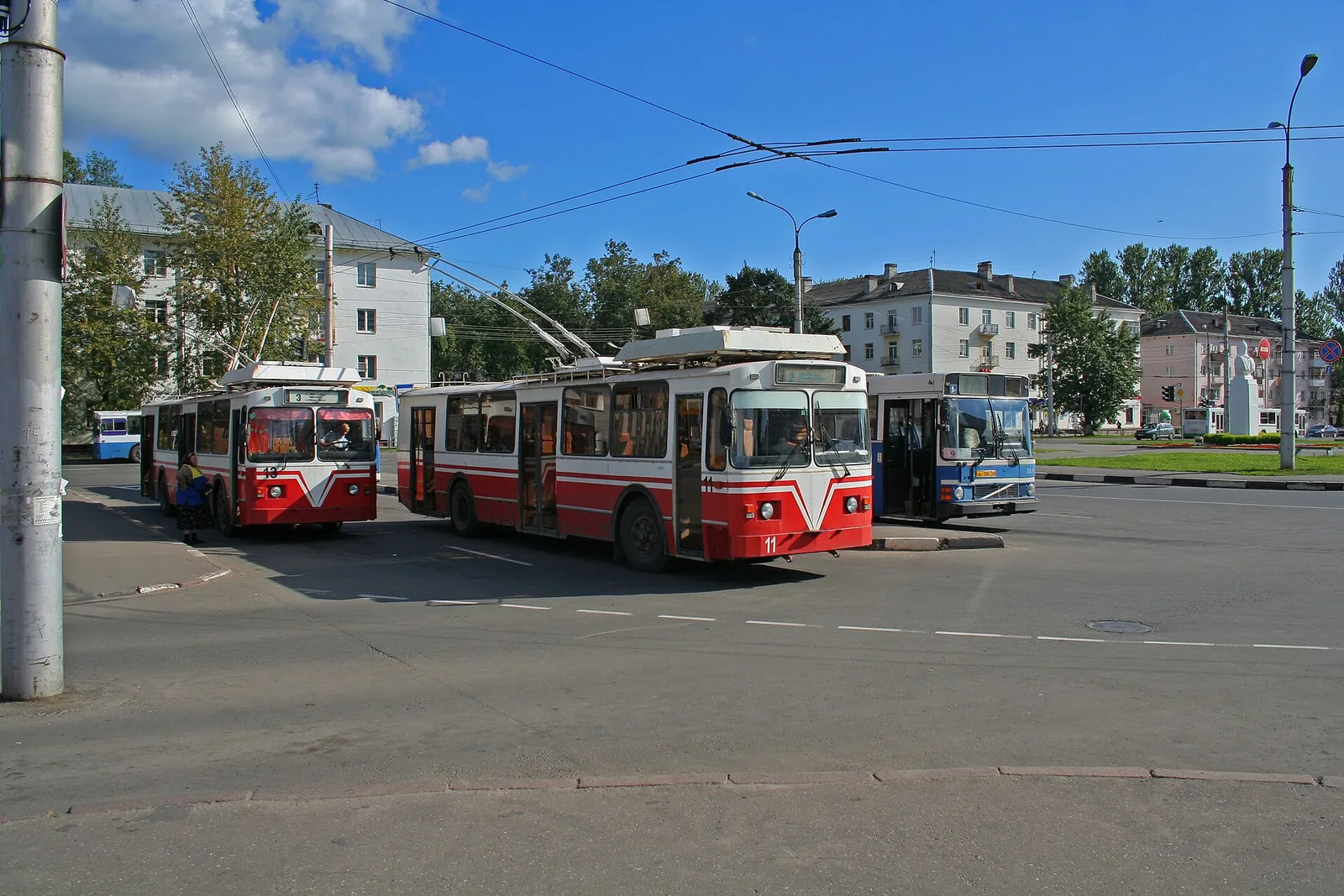 Автобус у железнодорожного вокзала Великого Новгорода