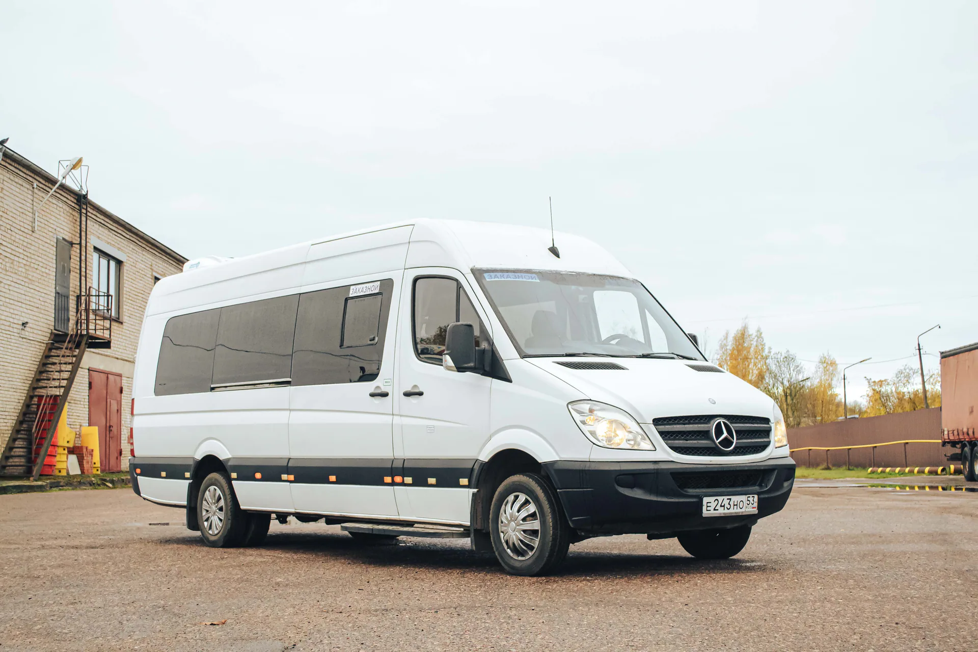 Белый Mercedes-Benz Sprinter, вид спереди справа