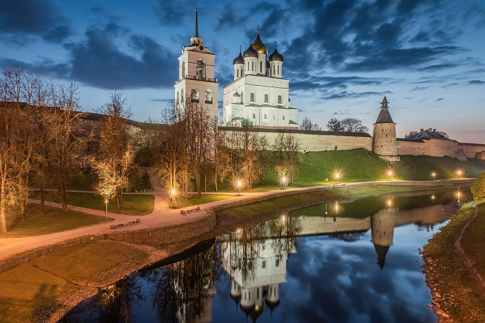 Псковский кремль со стороны реки Псковы