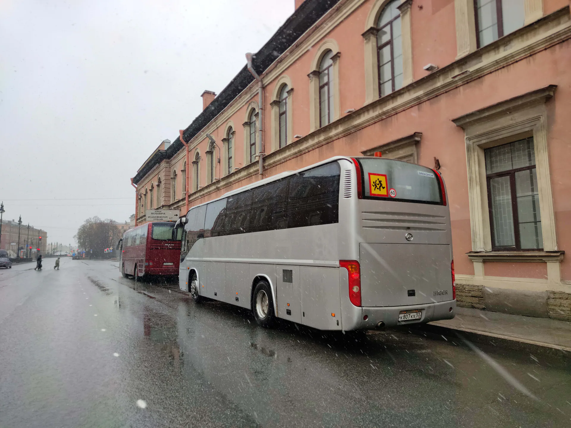 Серый туристический автобус Higer на 42 места, вид сзади зимой