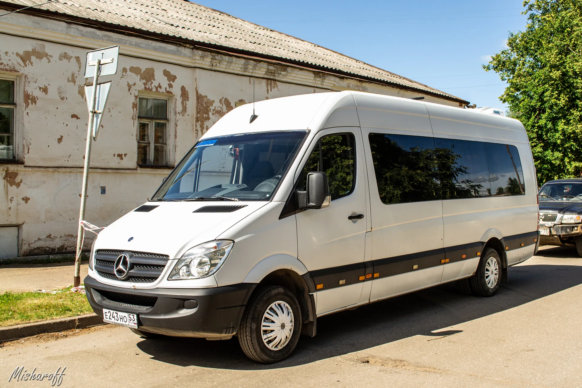 Белый микроавтобус Mercedes-Benz Sprinter рядом с площадкой мероприятия